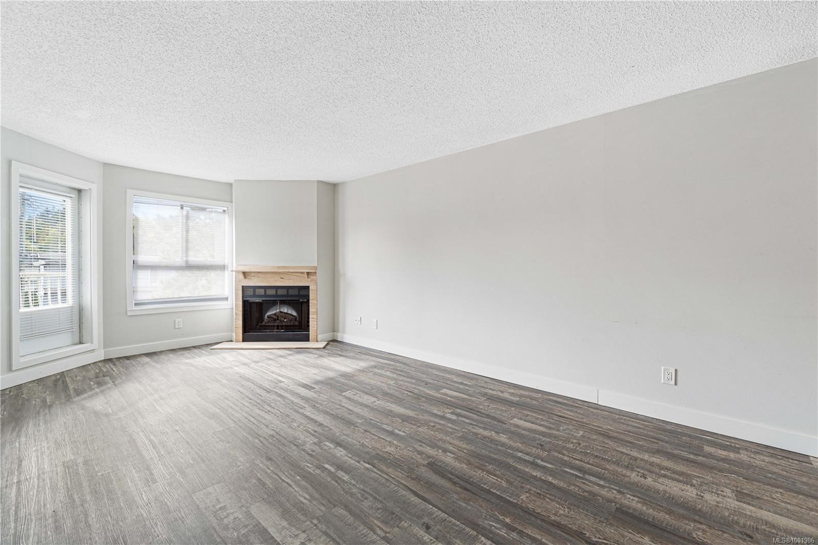 213-2815 Departure Bay Rd, Nanaimo, BC - Indoor Photo Showing Living Room With Fireplace