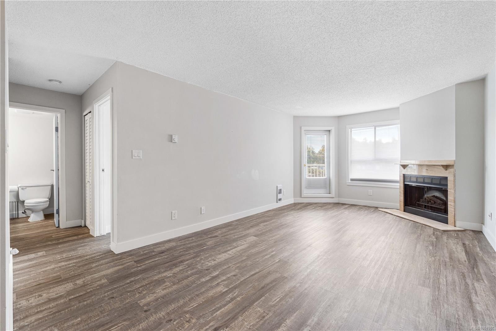 213-2815 Departure Bay Rd, Nanaimo, BC - Indoor With Fireplace