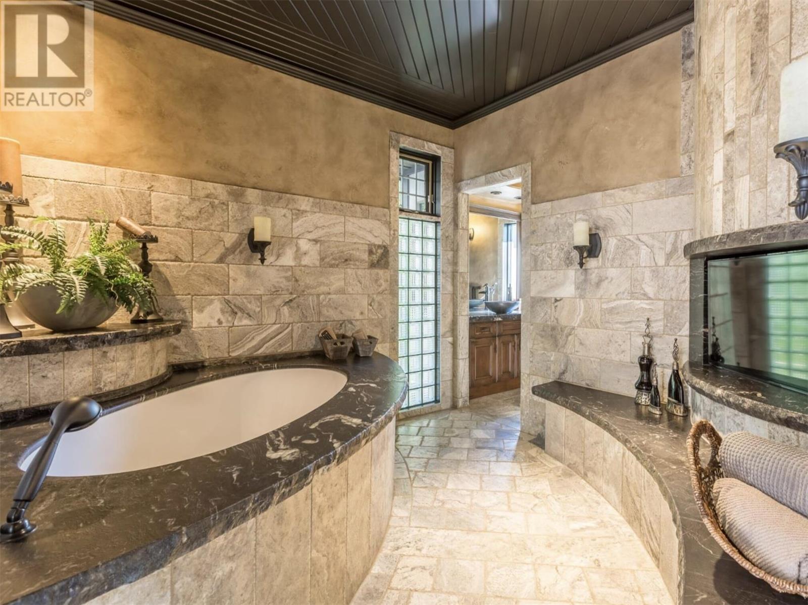 15010 & 15020 Tamarack Drive, Coldstream, BC - Indoor Photo Showing Bathroom