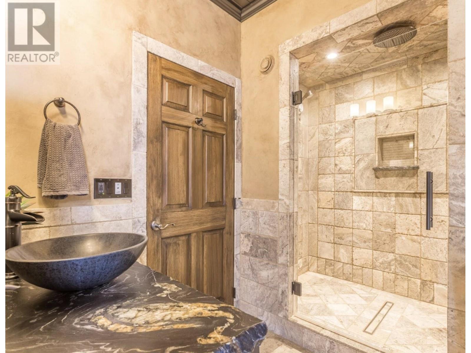 15010 & 15020 Tamarack Drive, Coldstream, BC - Indoor Photo Showing Bathroom