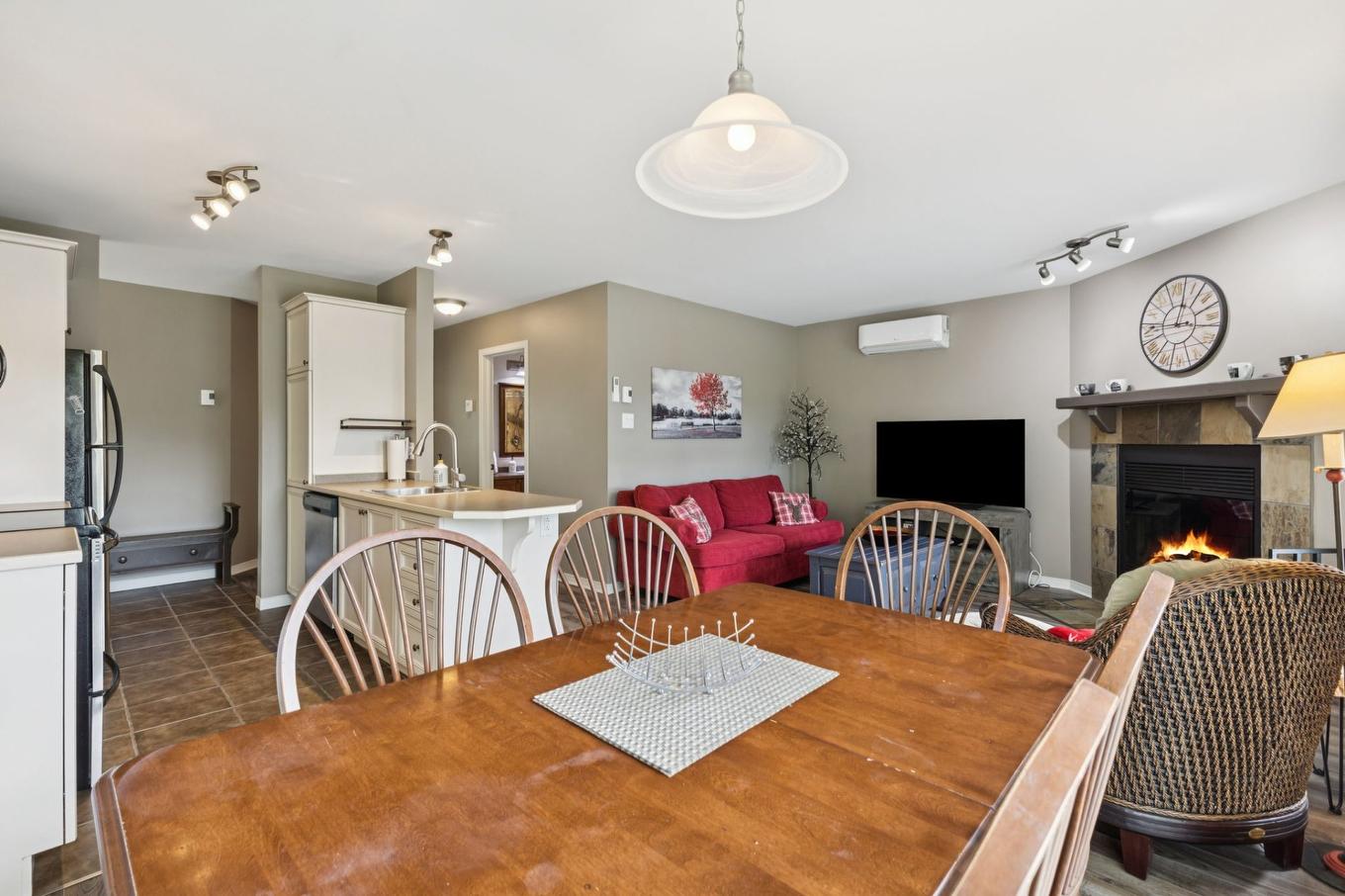 Dining room - 1812 Ch. Du Golf, Mont-Tremblant, QC - Indoor Photo Showing Dining Room With Fireplace