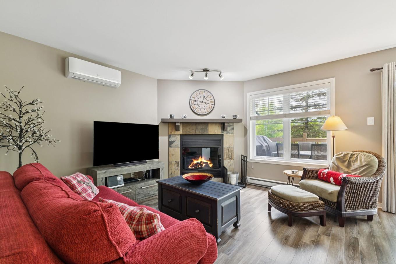 Living room - 1812 Ch. Du Golf, Mont-Tremblant, QC - Indoor Photo Showing Living Room With Fireplace