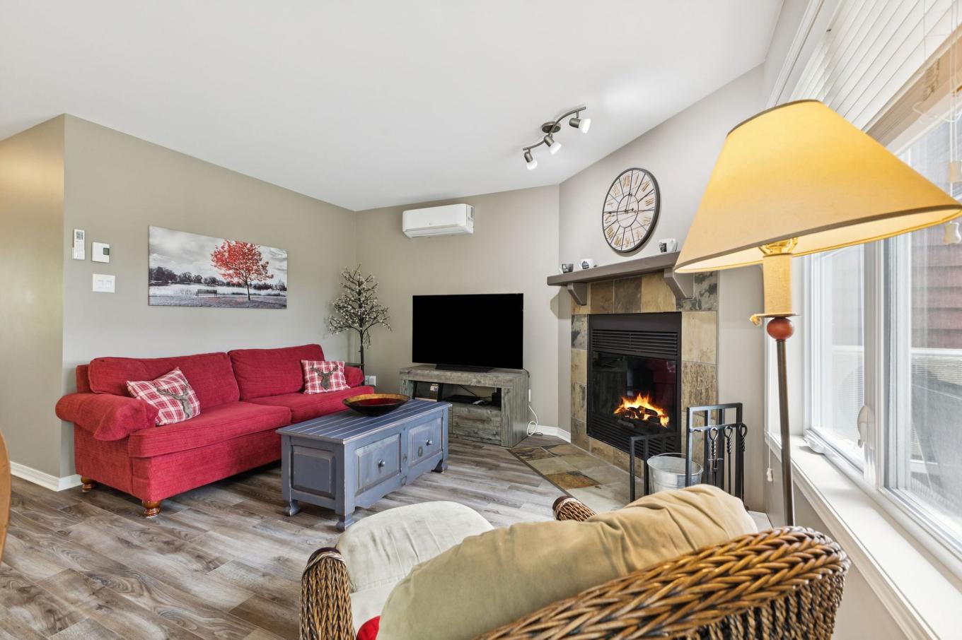 Living room - 1812 Ch. Du Golf, Mont-Tremblant, QC - Indoor Photo Showing Living Room With Fireplace
