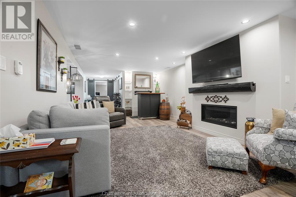 31 Stonegate Walk, Raleigh Township, ON - Indoor Photo Showing Living Room With Fireplace