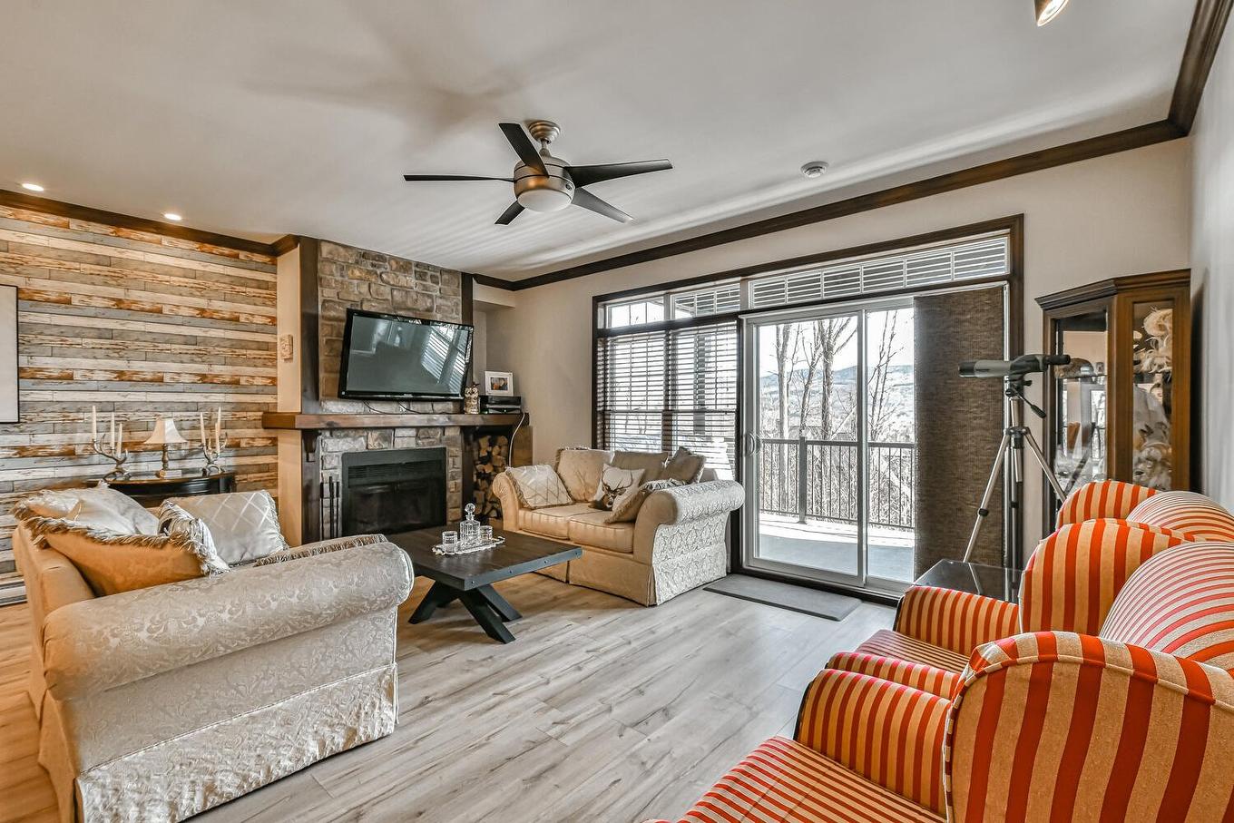 Salon - 4-250 Rue Du Mont-Plaisant, Mont-Tremblant, QC - Indoor Photo Showing Living Room With Fireplace
