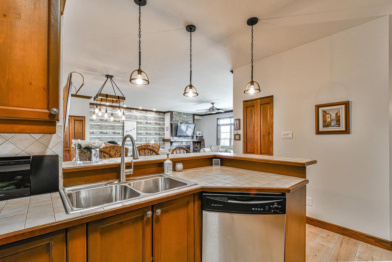 Cuisine - 4-250 Rue Du Mont-Plaisant, Mont-Tremblant, QC - Indoor Photo Showing Kitchen With Double Sink