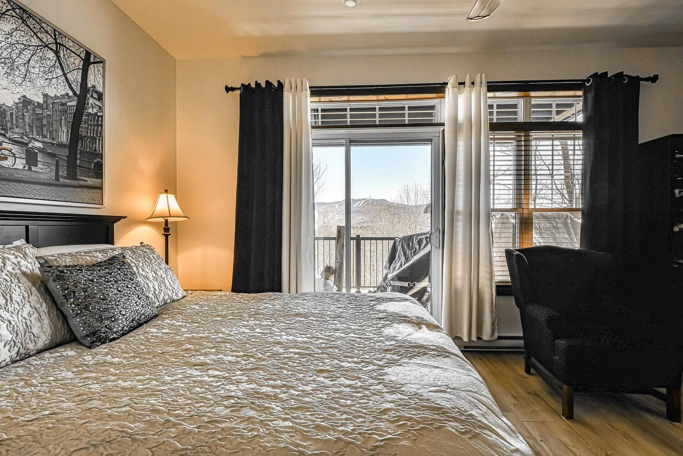 Chambre à coucher principale - 4-250 Rue Du Mont-Plaisant, Mont-Tremblant, QC - Indoor Photo Showing Bedroom