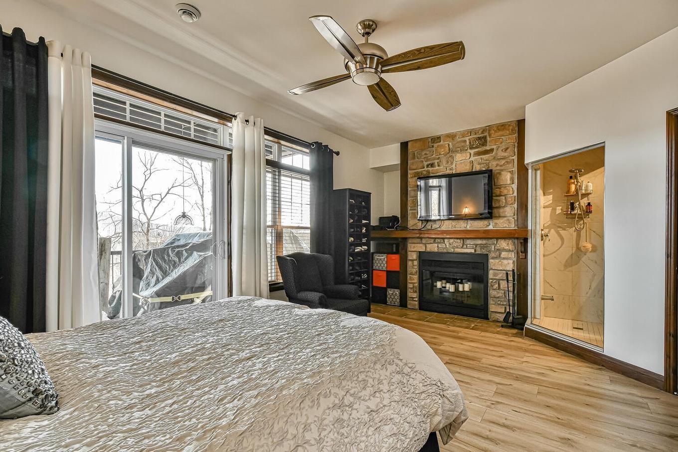 Chambre à coucher principale - 4-250 Rue Du Mont-Plaisant, Mont-Tremblant, QC - Indoor Photo Showing Bedroom With Fireplace
