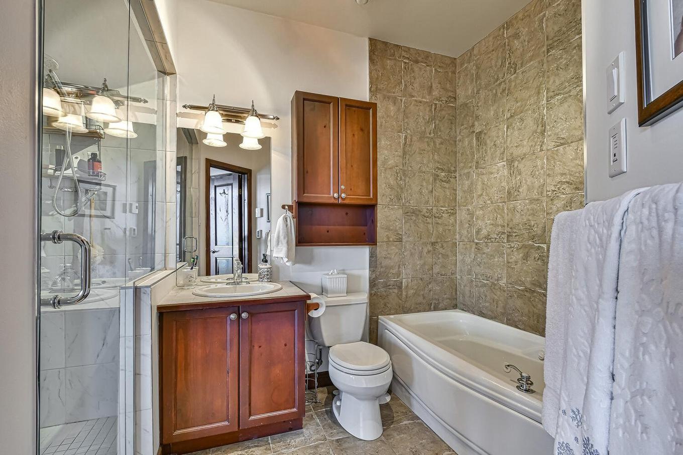 Salle de bains attenante à la CCP - 4-250 Rue Du Mont-Plaisant, Mont-Tremblant, QC - Indoor Photo Showing Bathroom