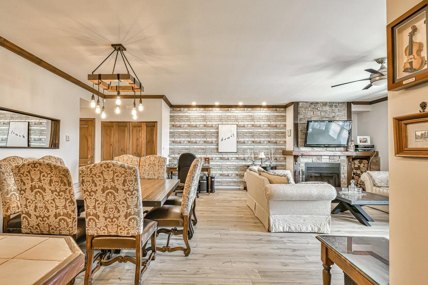 Intérieur - 4-250 Rue Du Mont-Plaisant, Mont-Tremblant, QC - Indoor Photo Showing Dining Room With Fireplace