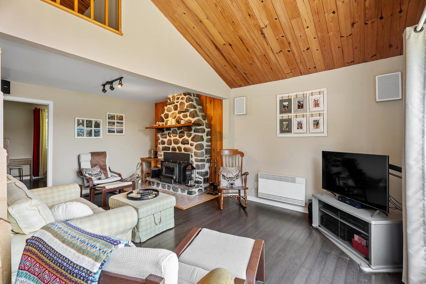 Salon - 64 Ch. Du Lac-Brunet, Sainte-Agathe-Des-Monts, QC - Indoor Photo Showing Living Room With Fireplace