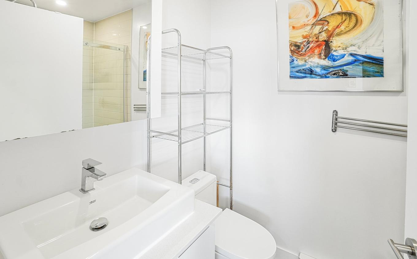 Bathroom - Ph4-2100 Boul. St-Laurent, Montréal (Ville-Marie), QC - Indoor Photo Showing Bathroom