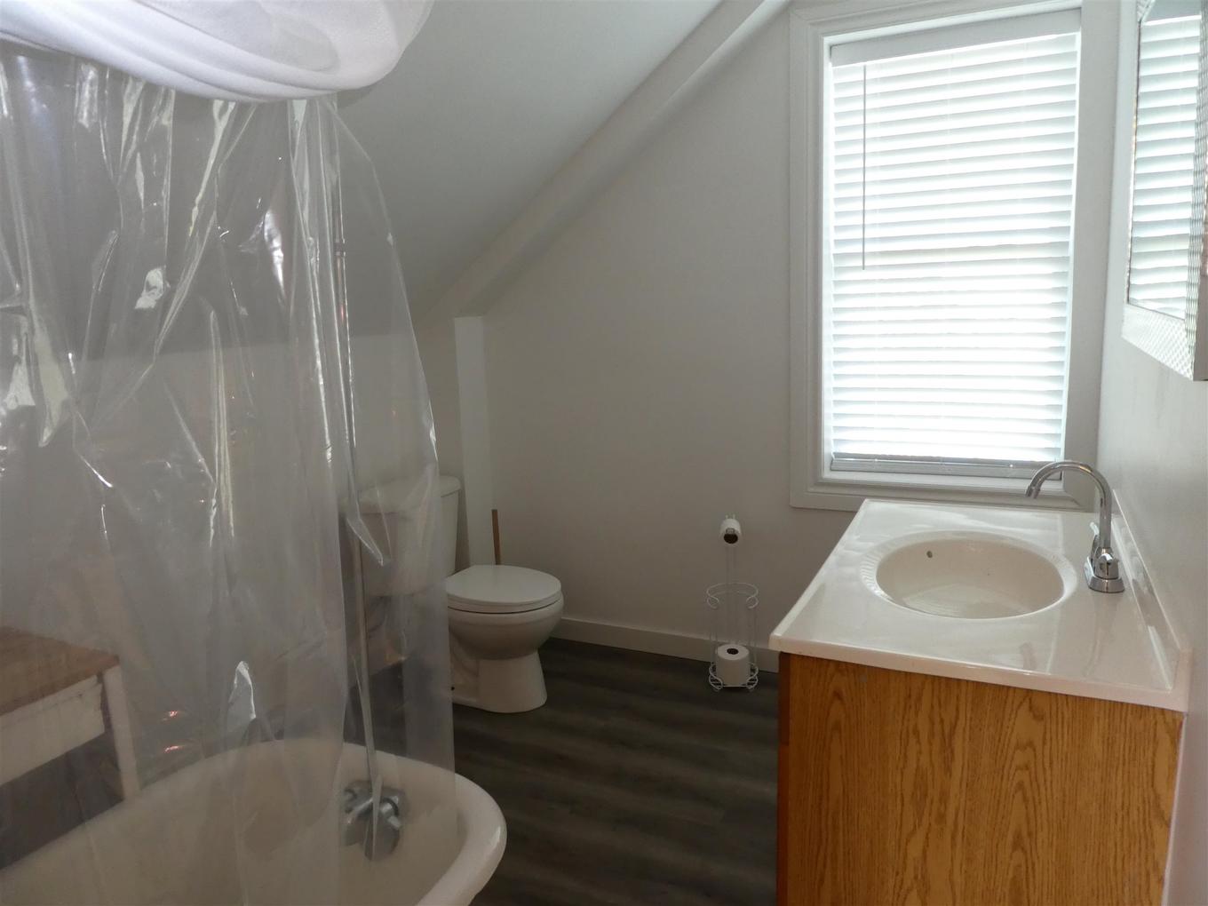 204 Second Ave Sw, Geraldton, ON - Indoor Photo Showing Bathroom