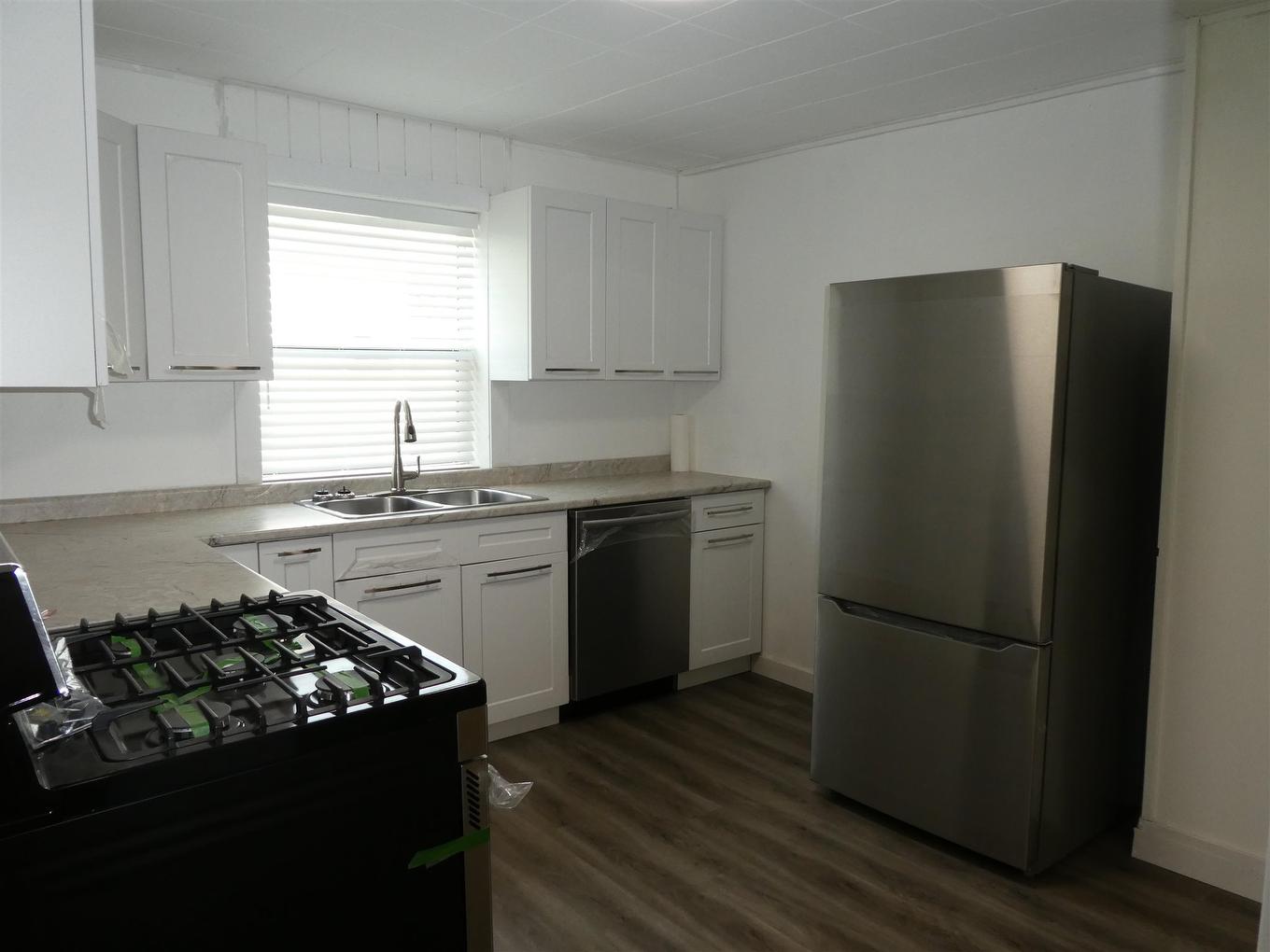 204 Second Ave Sw, Geraldton, ON - Indoor Photo Showing Kitchen With Double Sink
