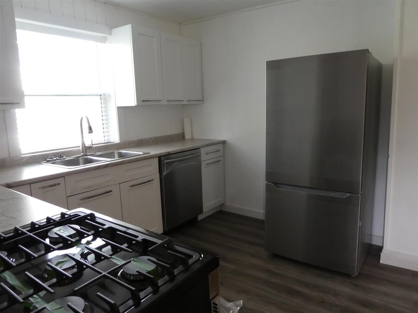 204 Second Ave Sw, Geraldton, ON - Indoor Photo Showing Kitchen With Double Sink