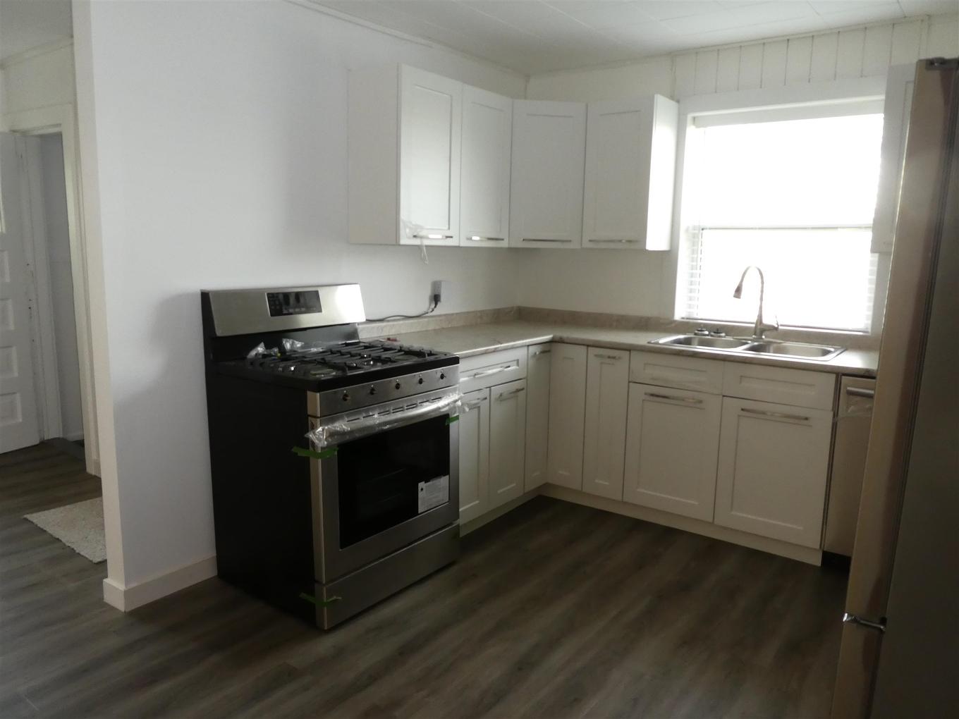 204 Second Ave Sw, Geraldton, ON - Indoor Photo Showing Kitchen With Double Sink