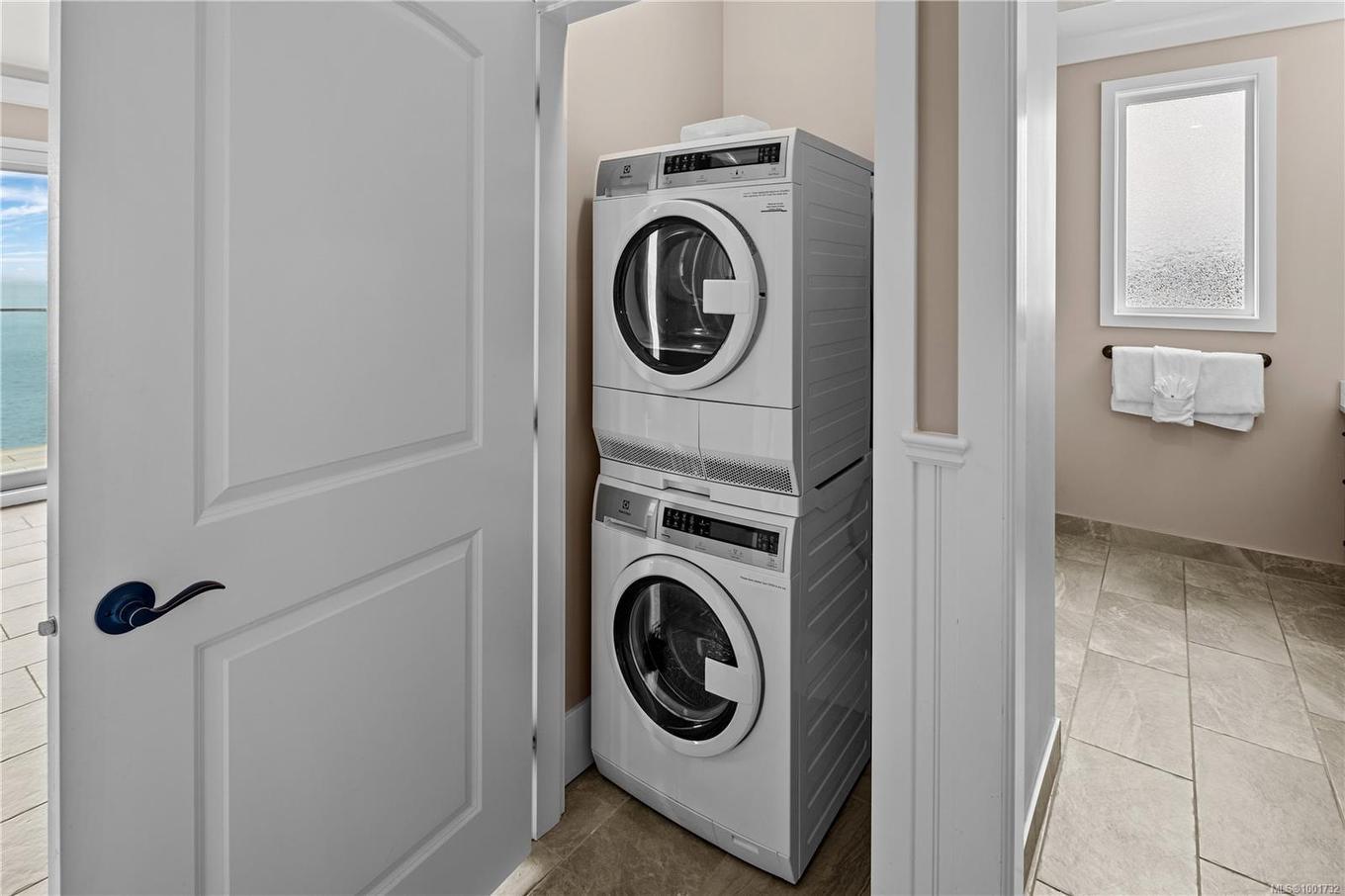 42B-1000 Sookepoint Pl, Sooke, BC - Indoor Photo Showing Laundry Room