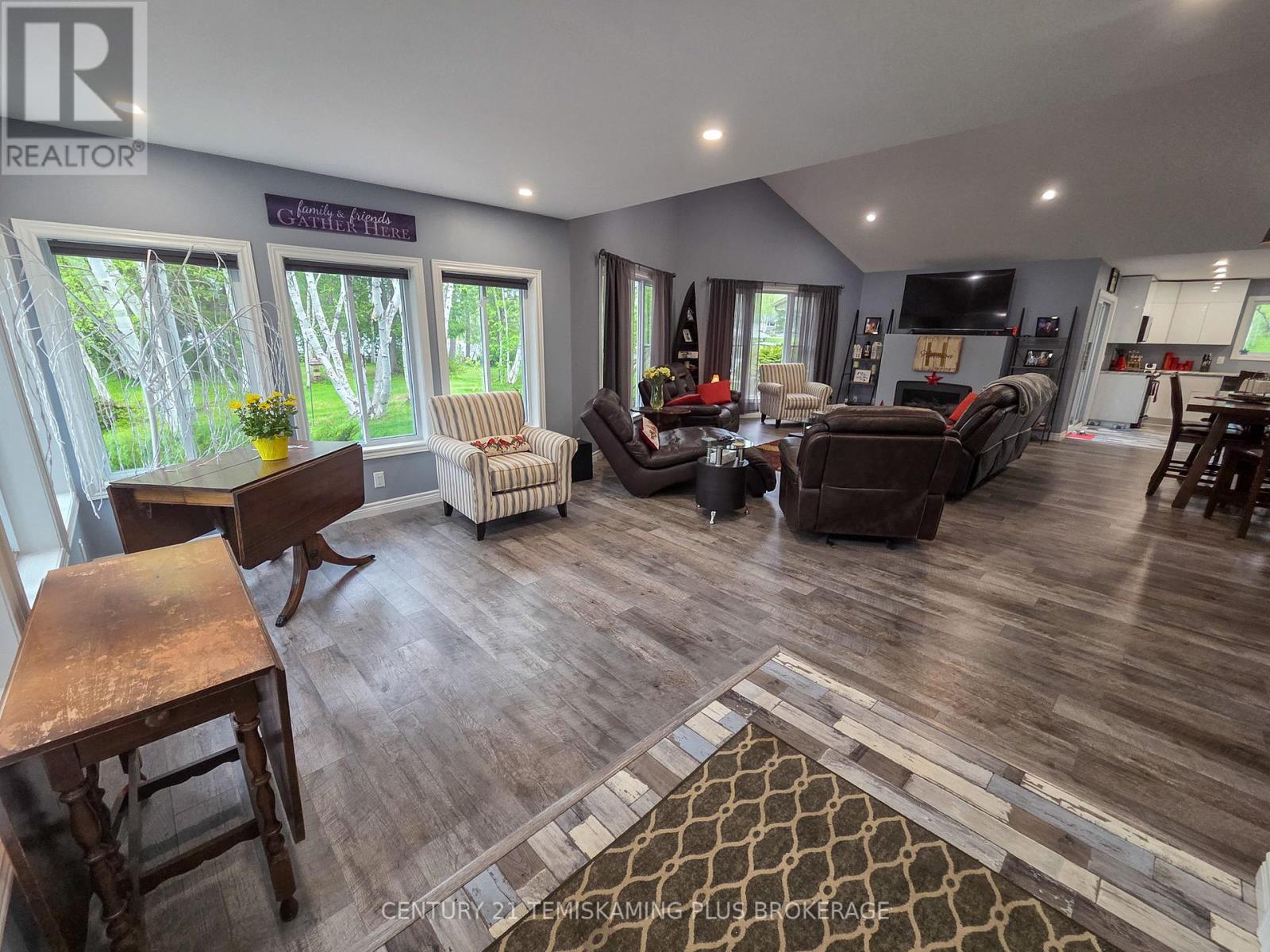 794022 Island Road, Charlton And Dack, ON - Indoor Photo Showing Living Room