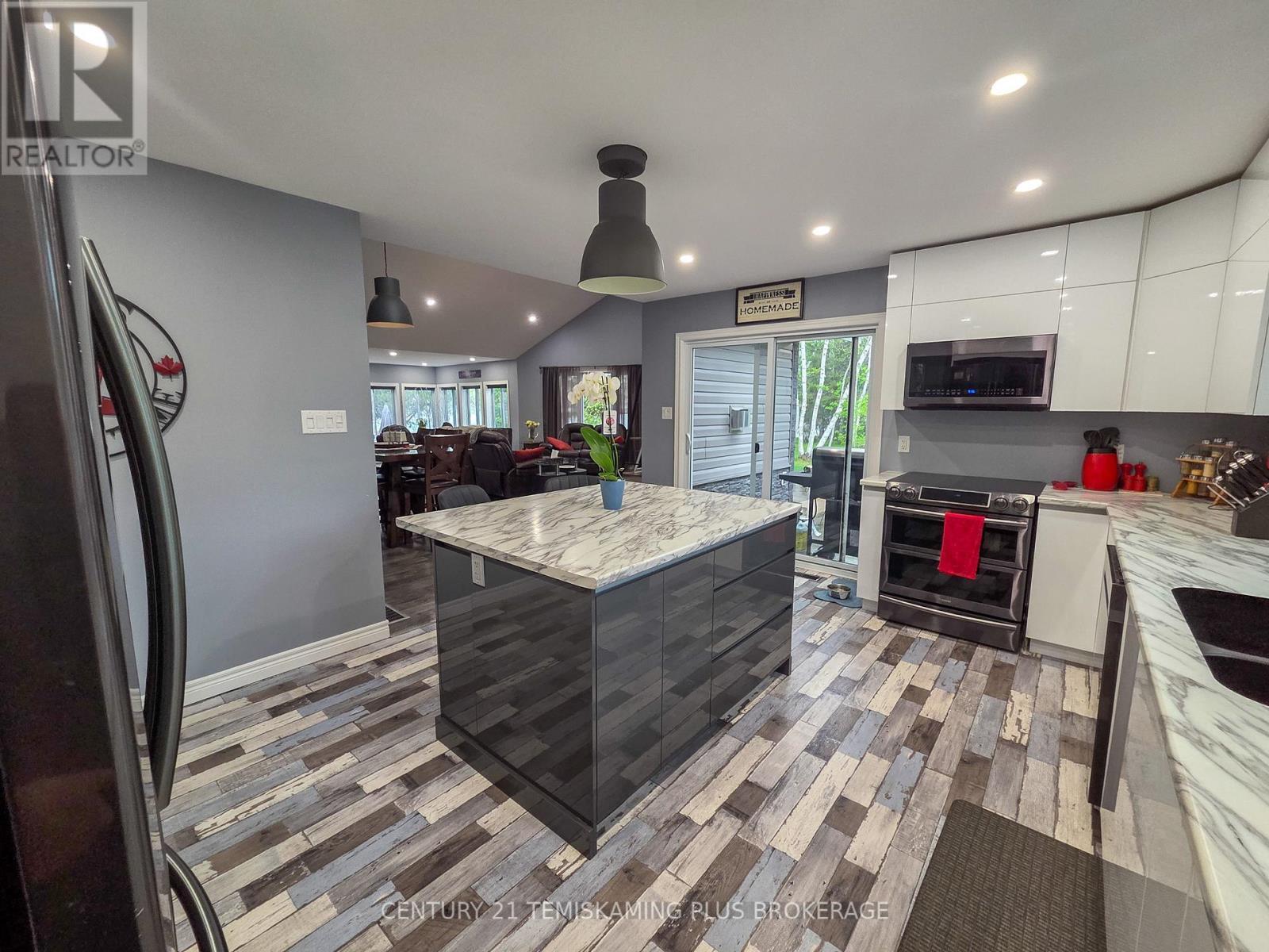 794022 Island Road, Charlton And Dack, ON - Indoor Photo Showing Kitchen With Upgraded Kitchen
