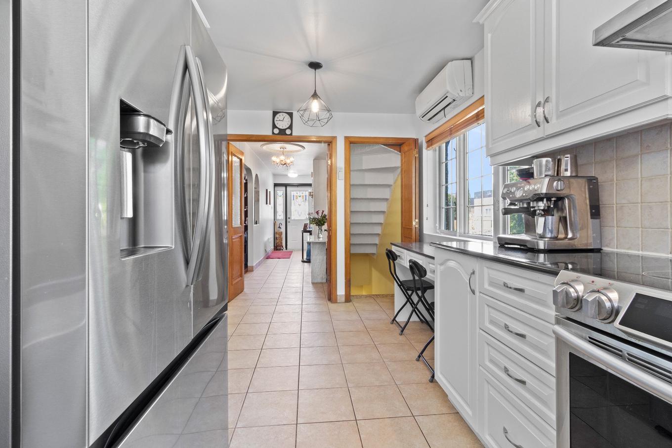 Cuisine - 6790 Rue St-Zotique E., Montréal (Mercier/Hochelaga-Maisonneuve), QC - Indoor Photo Showing Kitchen With Upgraded Kitchen