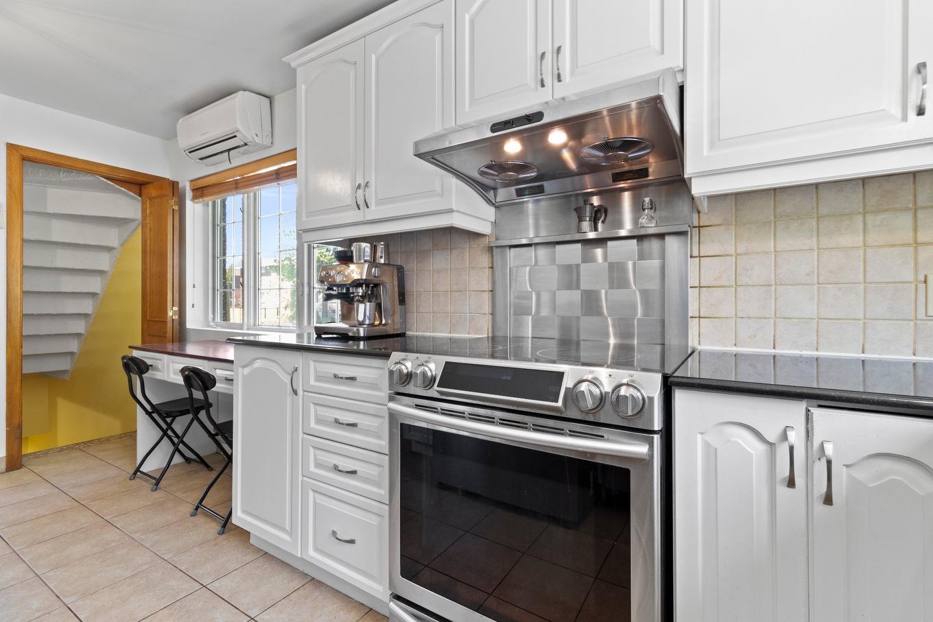 Cuisine - 6790 Rue St-Zotique E., Montréal (Mercier/Hochelaga-Maisonneuve), QC - Indoor Photo Showing Kitchen