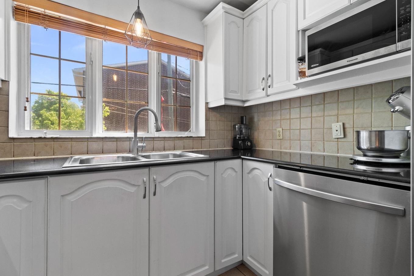 Cuisine - 6790 Rue St-Zotique E., Montréal (Mercier/Hochelaga-Maisonneuve), QC - Indoor Photo Showing Kitchen With Double Sink