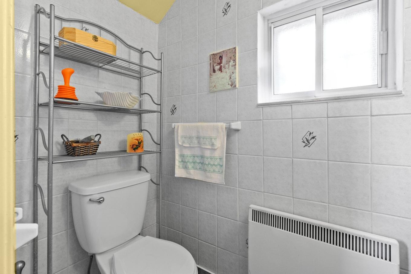 Salle de bains - 6790 Rue St-Zotique E., Montréal (Mercier/Hochelaga-Maisonneuve), QC - Indoor Photo Showing Bathroom