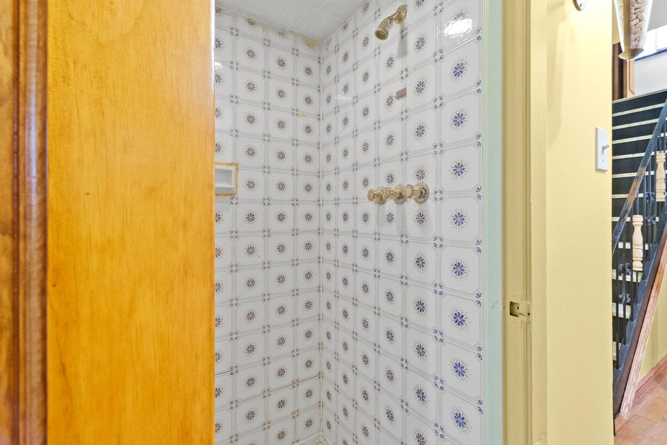 Salle de bains - 6790 Rue St-Zotique E., Montréal (Mercier/Hochelaga-Maisonneuve), QC - Indoor Photo Showing Other Room