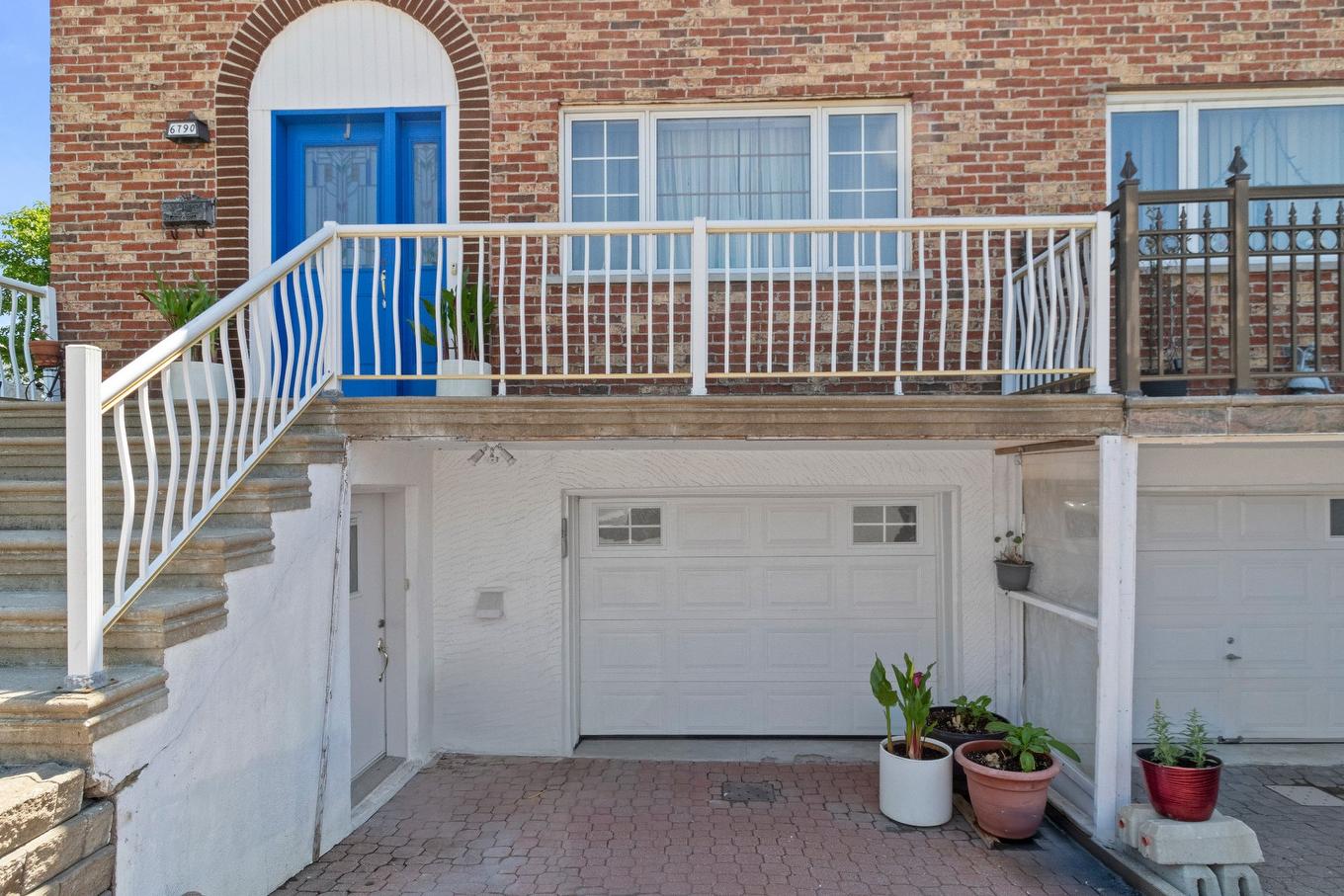 Garage - 6790 Rue St-Zotique E., Montréal (Mercier/Hochelaga-Maisonneuve), QC - Outdoor With Exterior