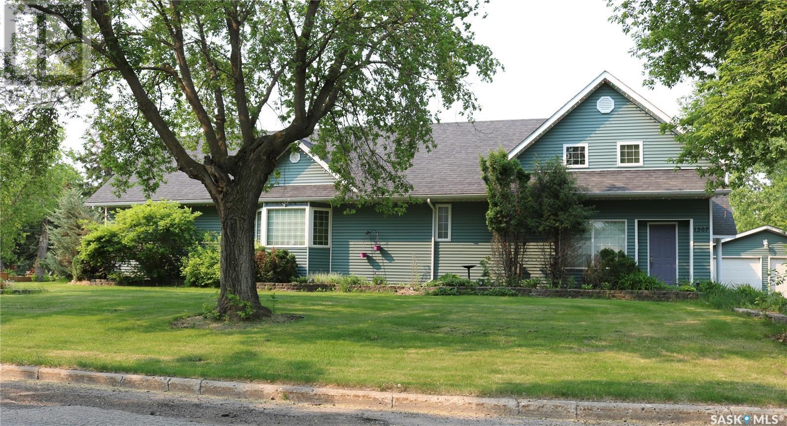 1307 Windover Avenue, Moosomin, SK - Outdoor With Facade