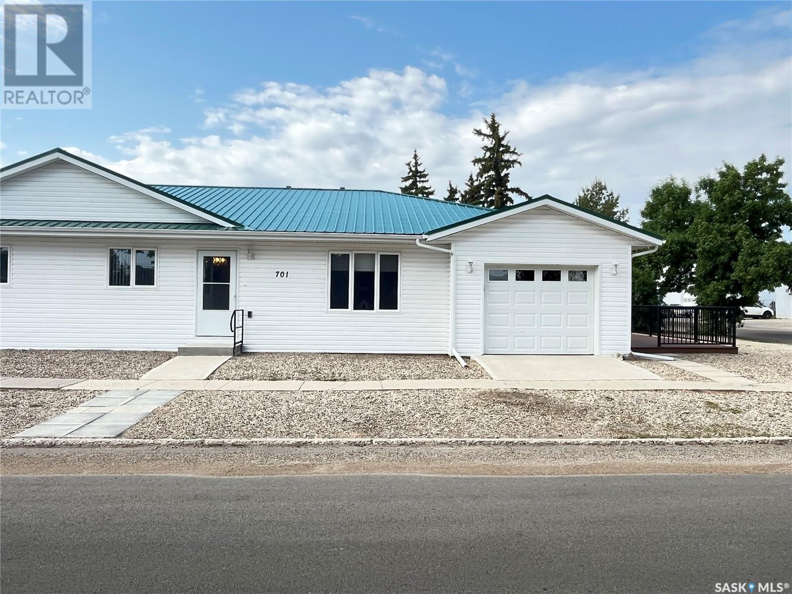 701 1St Avenue, Maple Creek, SK - Outdoor