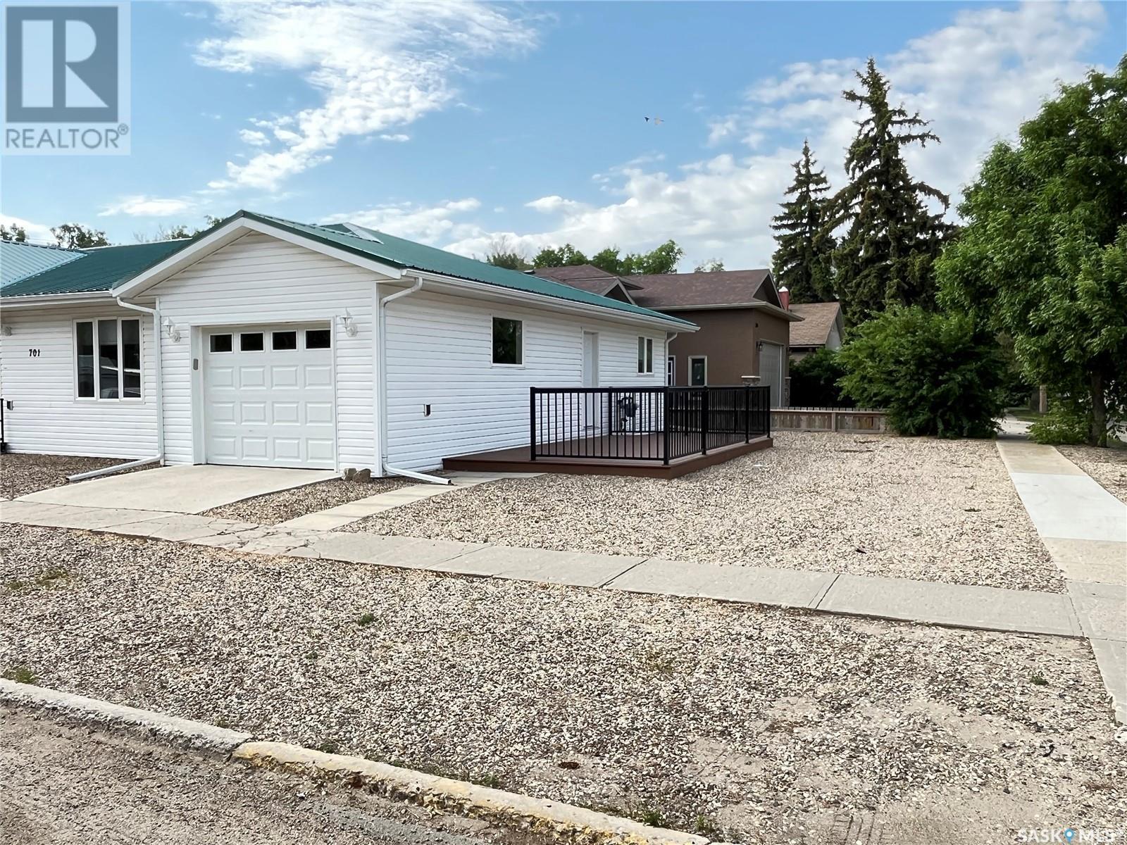 701 1St Avenue, Maple Creek, SK - Outdoor