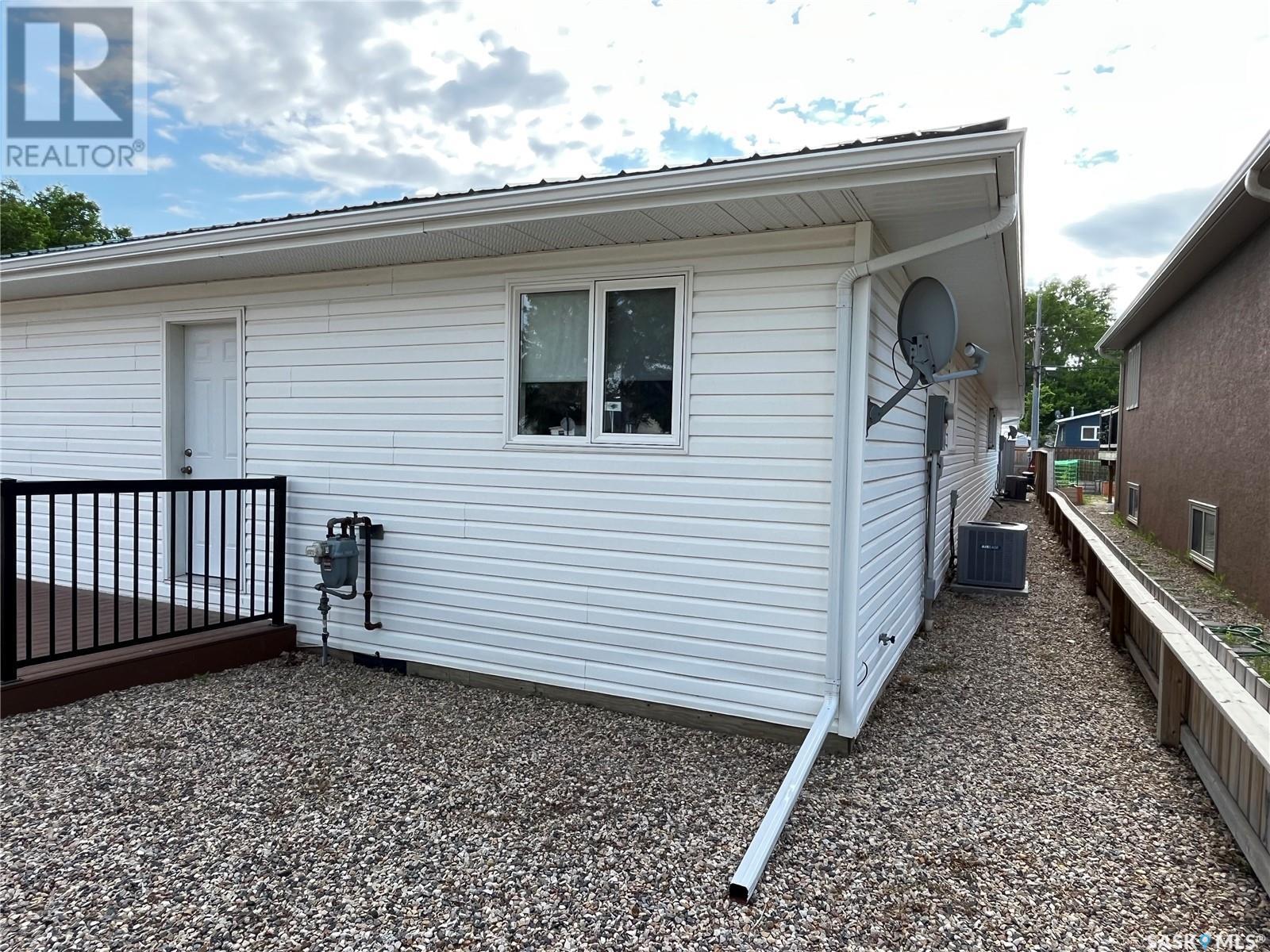 701 1St Avenue, Maple Creek, SK - Outdoor With Exterior