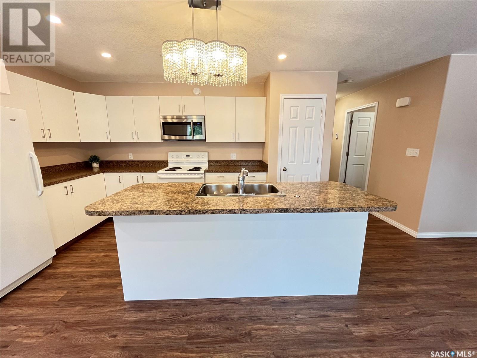 701 1St Avenue, Maple Creek, SK - Indoor Photo Showing Kitchen With Double Sink