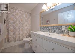 Main bathroom -