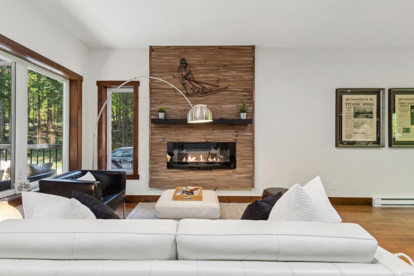 Salon - 115 Ch. Des Futaies, Mont-Tremblant, QC - Indoor Photo Showing Living Room With Fireplace