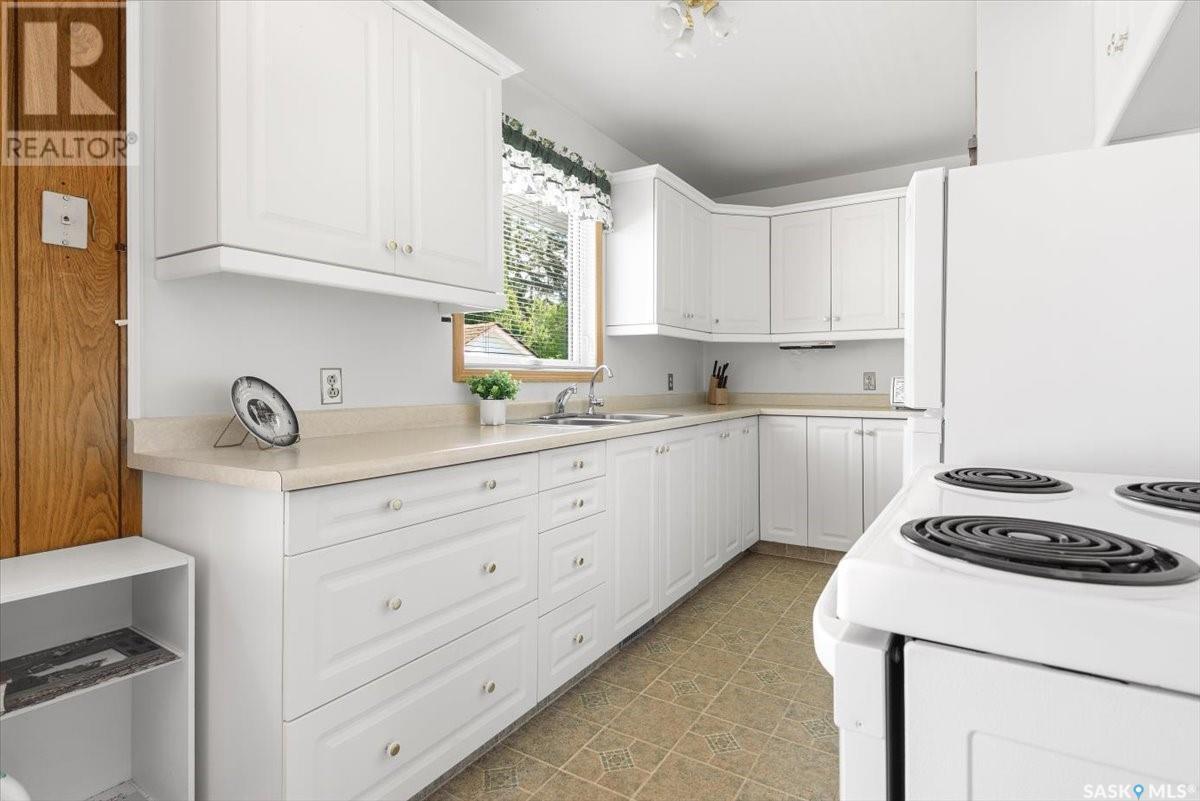 109 Charles Crescent, Balcarres, SK - Indoor Photo Showing Kitchen