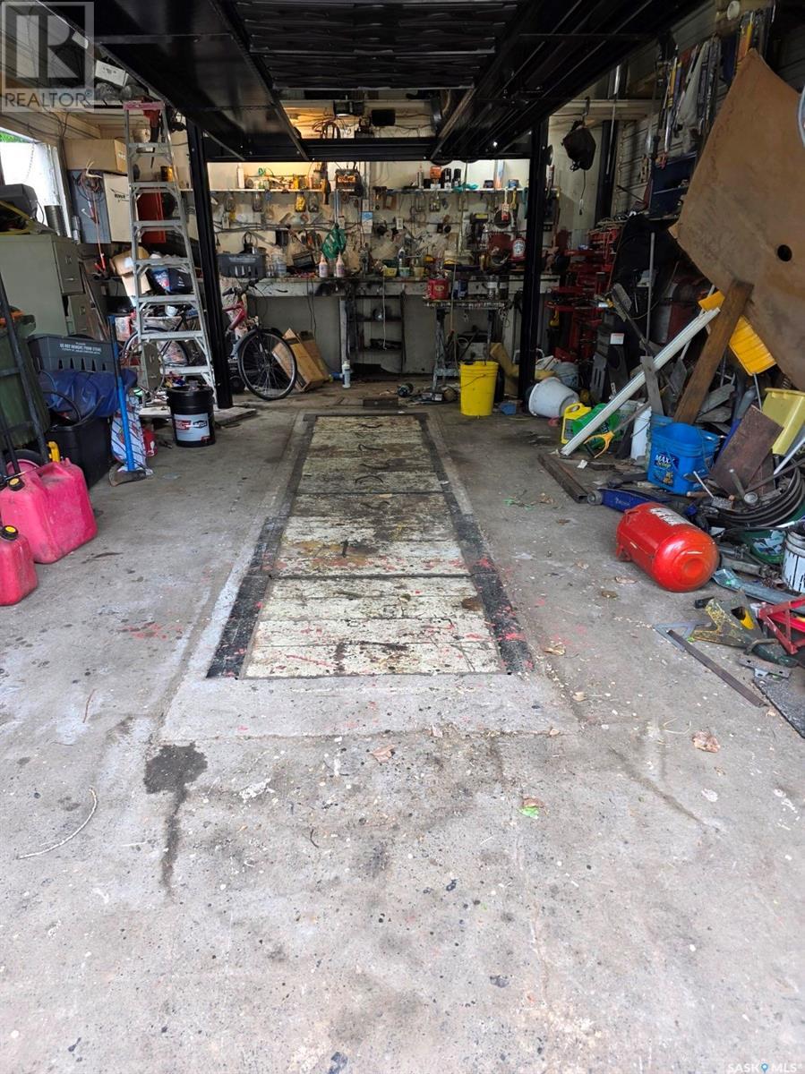 11 Keeler Street, Waldeck, SK - Indoor Photo Showing Garage