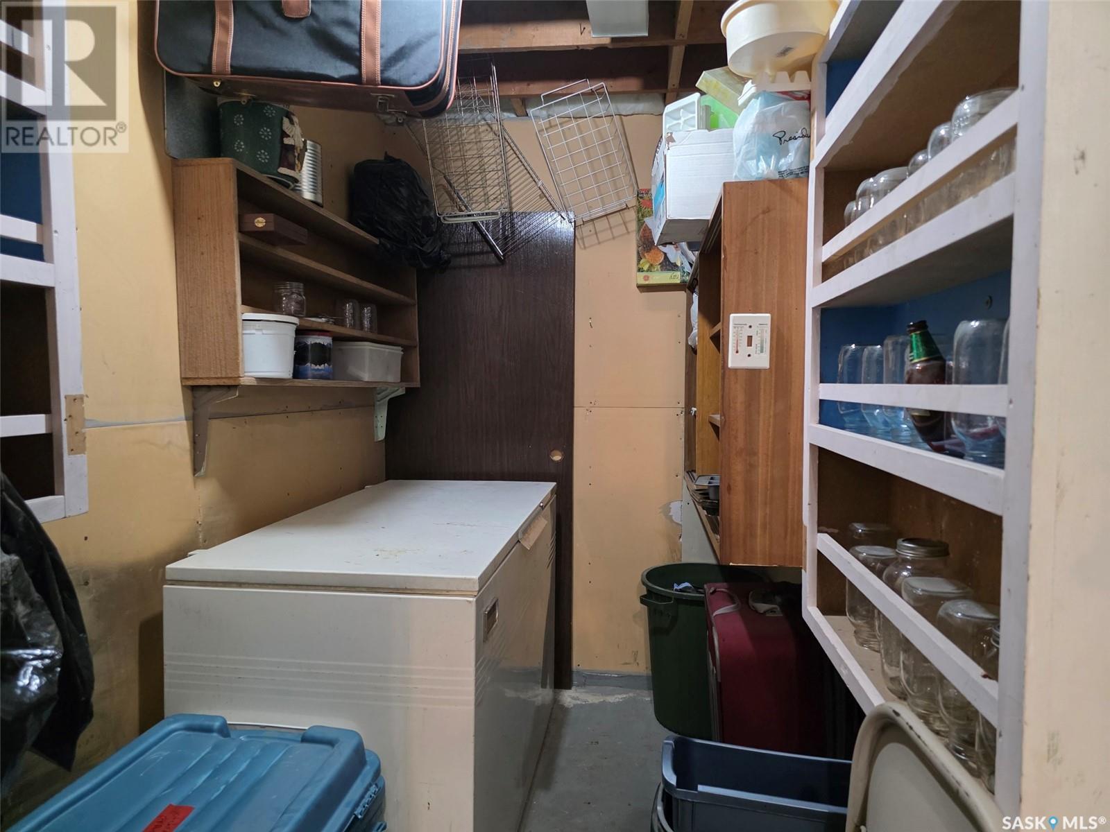 11 Keeler Street, Waldeck, SK - Indoor Photo Showing Laundry Room