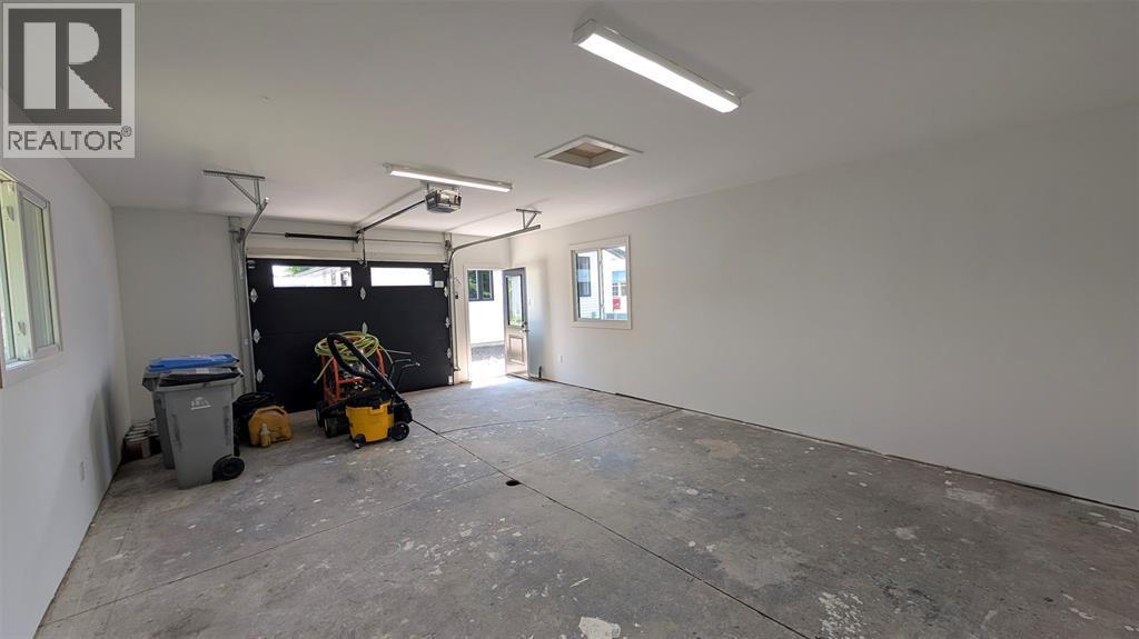 2761 Oil Heritage Road Unit# 20, Oil Springs, ON - Indoor Photo Showing Garage