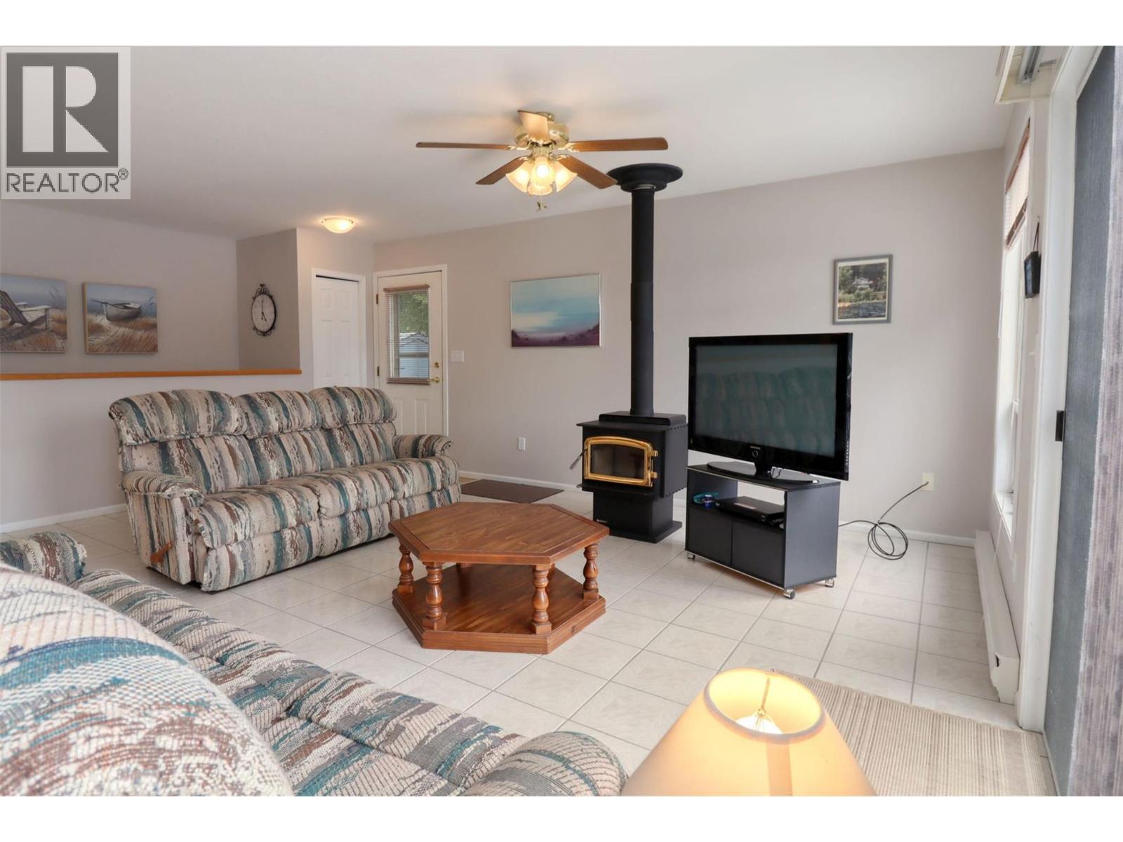 8298 Squilax Anglemont Road, Anglemont, BC - Indoor Photo Showing Living Room