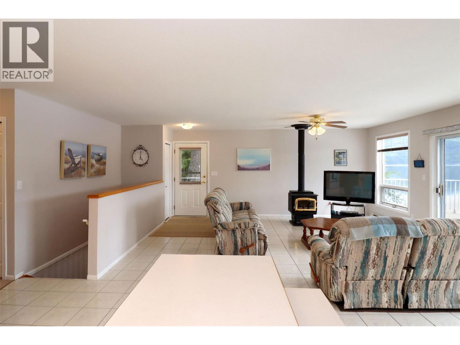 8298 Squilax Anglemont Road, Anglemont, BC - Indoor Photo Showing Living Room