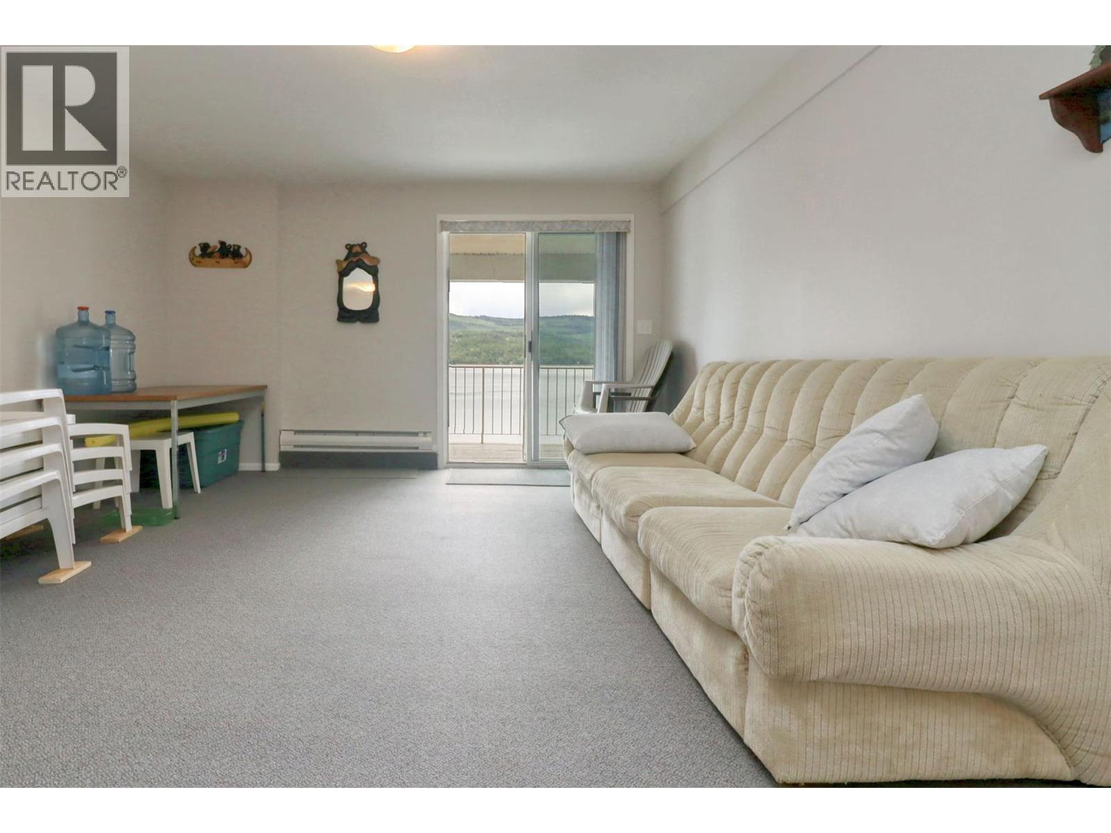 8298 Squilax Anglemont Road, Anglemont, BC - Indoor Photo Showing Living Room