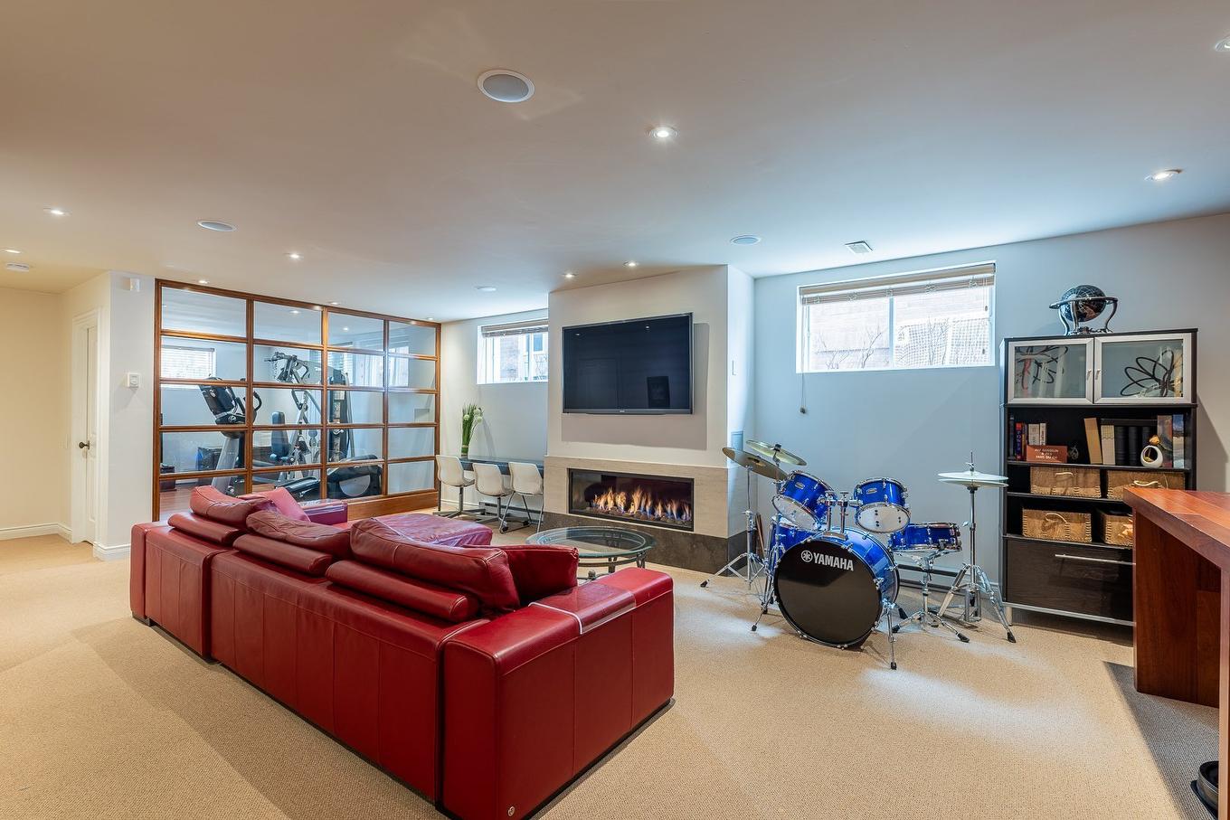 Salle familiale - 1006 Rue Arthur-Dumouchel, Boucherville, QC - Indoor With Fireplace