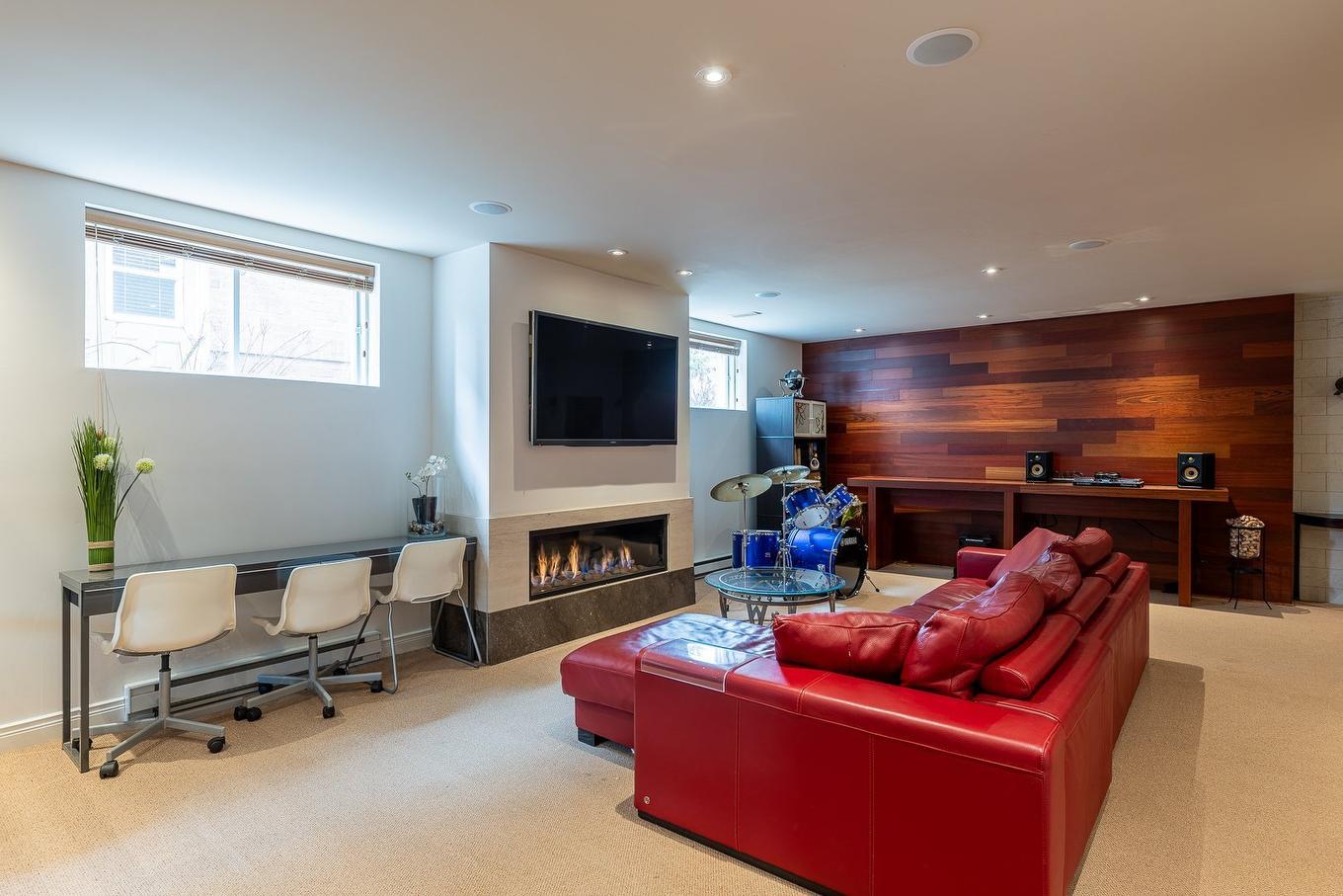 Salle familiale - 1006 Rue Arthur-Dumouchel, Boucherville, QC - Indoor With Fireplace