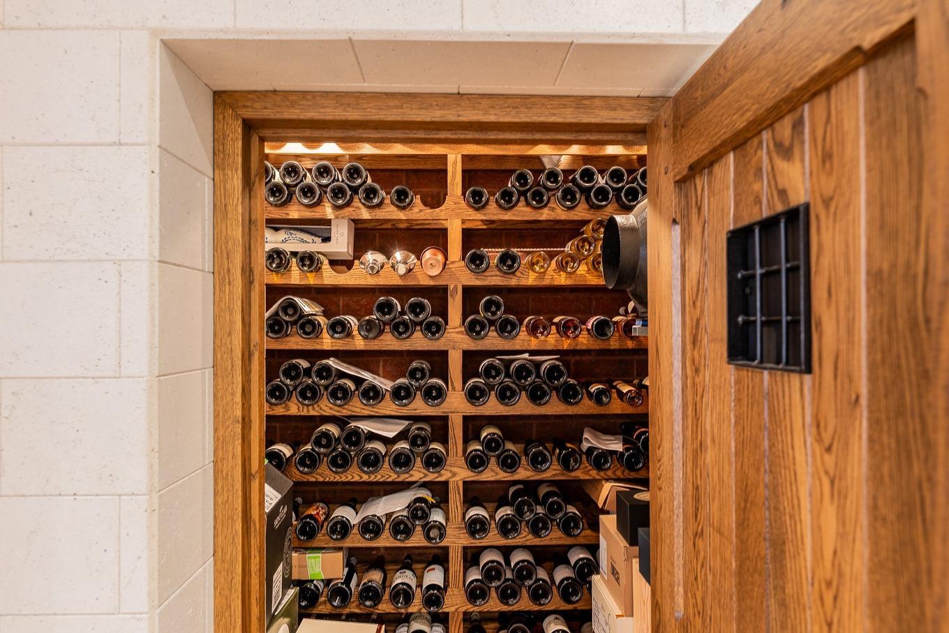 Cave à vin - 1006 Rue Arthur-Dumouchel, Boucherville, QC - Indoor