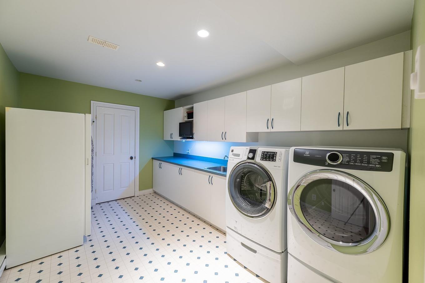 Salle de lavage - 1006 Rue Arthur-Dumouchel, Boucherville, QC - Indoor Photo Showing Laundry Room