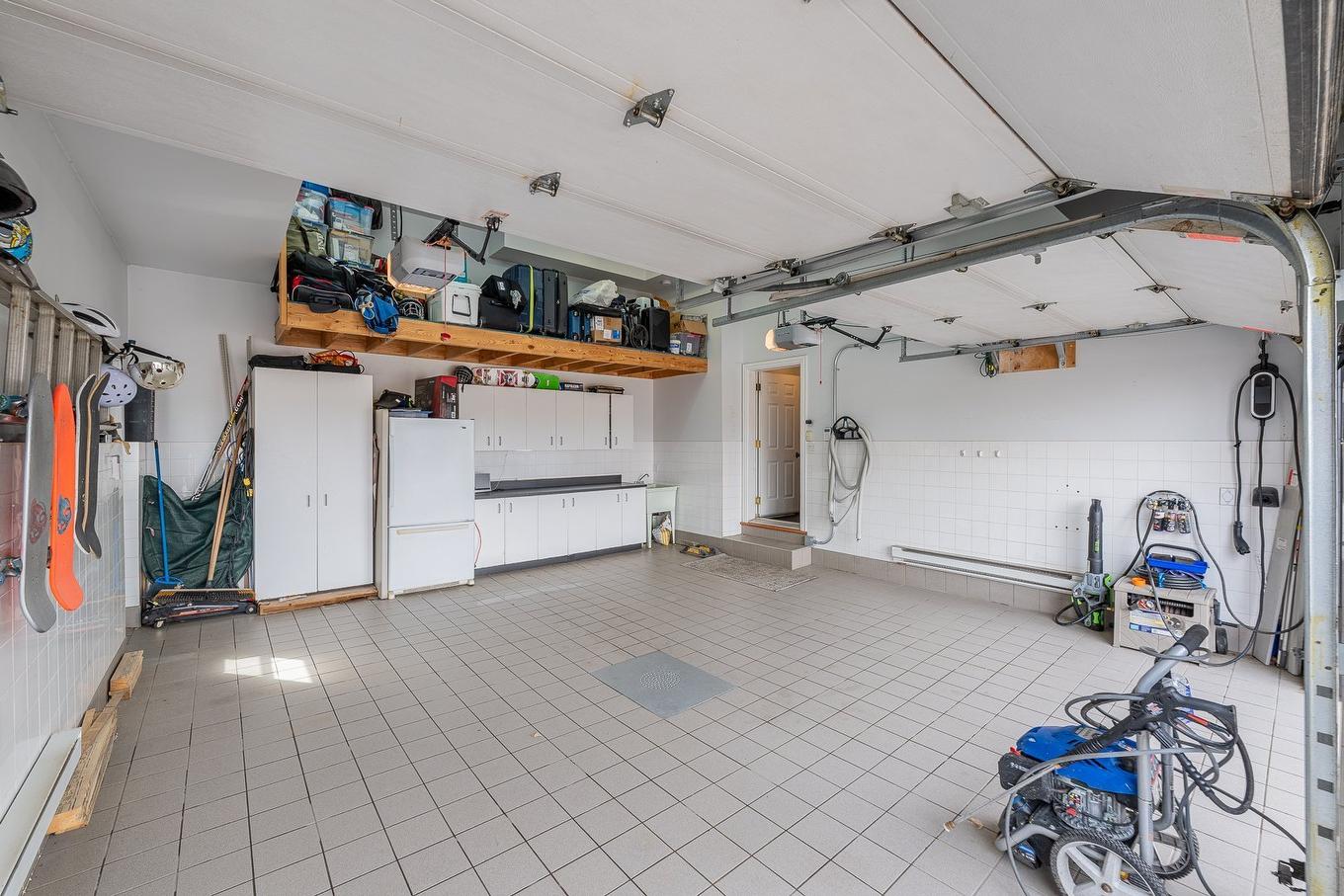 Garage - 1006 Rue Arthur-Dumouchel, Boucherville, QC - Indoor Photo Showing Garage