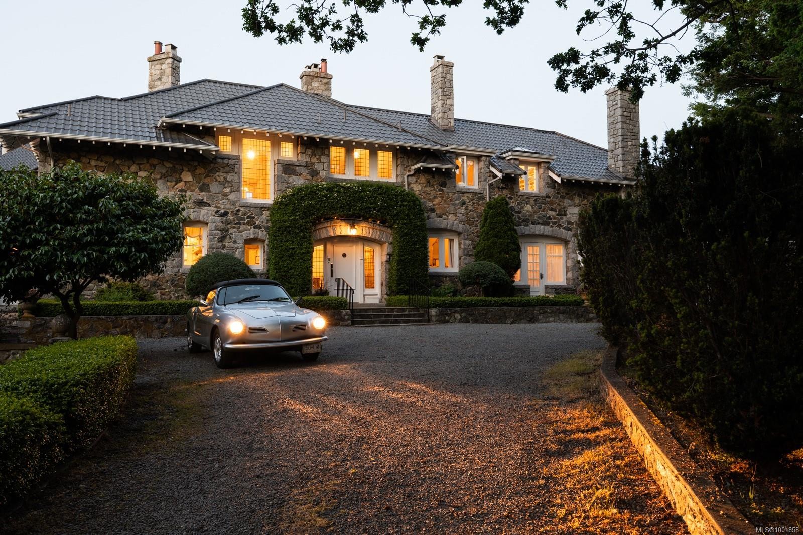 305 Denison Rd, Oak Bay, BC