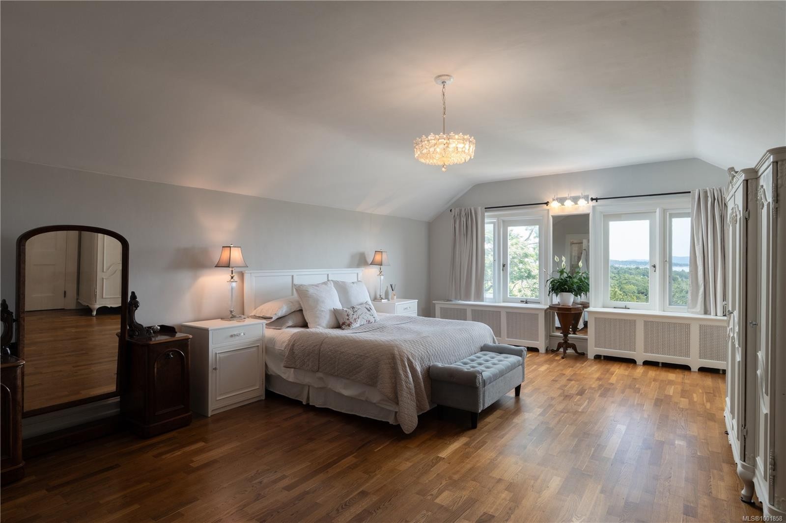 305 Denison Rd, Oak Bay, BC